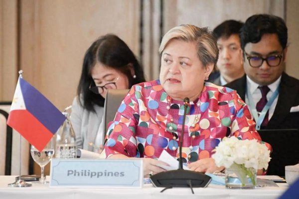 优配货主 解放军开来3万吨巨舰, 在黄岩岛跟海警船会师, 菲方终于知道怕了